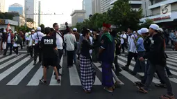 Massa aksi 22 Mei mulai berkumpul di depan Gedung Bawaslu, Jakarta, Rabu (22/5). Mereka mulai melakukan orasi menolak pemilu curang serta hasil rekapitulasi yang dilakukan Komisi Pemilihan Umum (KPU). (merdeka.com/Imam Buhori)