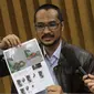 Ketua KPK Abraham Samad saat memberikan keterangan pers terkait foto syur mirip dirinya seranjang bersama mirip Feriyani Lim di Gedung KPK, Senin (2/2/2015) malam. (Liputan6.com/Sugeng Triono)
