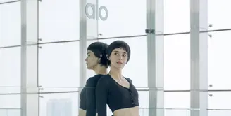 ALO mengajak sejumlah figur untuk merayakan Hari Yoga International. Renata Kusmanto hadir dalam balutan yoga attire bergaya balerina. cropped top, legging dan strappy grip socks bernuansa kontras. [Foto. ALO.Dok]