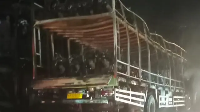 Truk terbakar