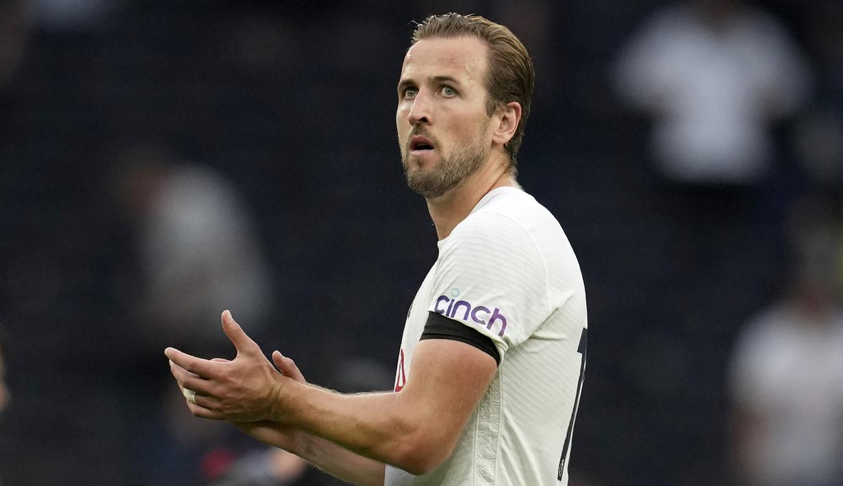 Harry Kane. Sebagai penerima Golden Boot musim lalu sekaligus pengoleksi 3 gelar, namanya masih layak dicalonkan sebagai pencetak gol terbanyak musim ini. Meski belum mencetak satu gol pun bersama Tottenham dalam 4 laga, pengalamannya patut diwaspadai para pesaing. (AP/Matt Dunham)