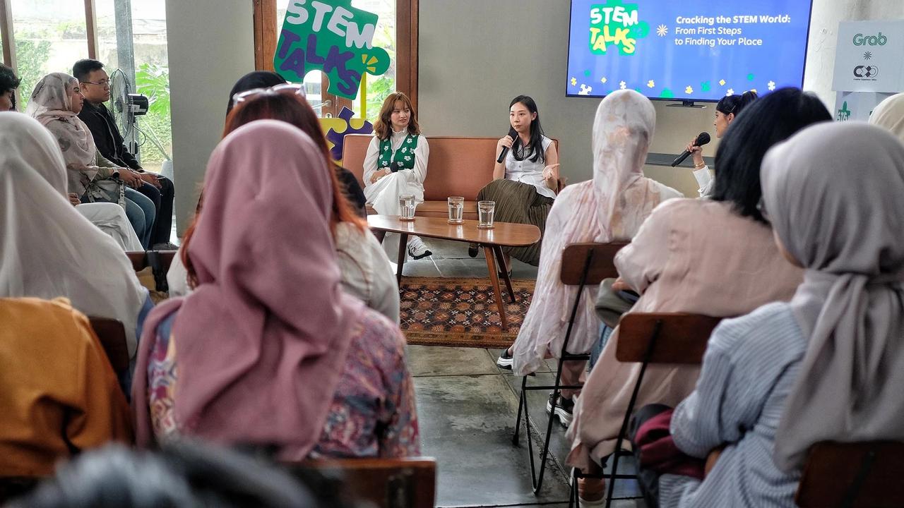 FOTO: Perempuan Muda Berbagi Inspirasi Menembus Dunia Teknologi