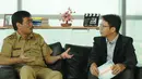 Wakil Gubernur DKI Jakarta, Djarot Saiful Hidayat (kiri) saat melakukan sesi wawancara khusus di ruang redaksi Liputan6.com, Jakarta, (17/3/2015). Kedatangan Djarot untuk berdiskusi tentang beragam permasalahan ibukota. (Liputan6.com/Helmi Fithriansyah)