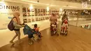 Anak-anak disabilitas dari Rumah Harapan Indonesia berwisata di Sky Walk Neo Soho, Jakarta Barat, Kamis (2/5/2019). Kegiatan yang digelar Yayasan Agung Podomoro Land dilanjutkan menuju Jakarta Aquarium sambil mengenal jenis satwa laut dan sungai. (Liputan6.com/Fery Pradolo)