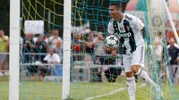 Penyerang  Juventus, Cristiano Ronaldo berselebrasi usai mencetak gol pada pertandingan persahabatan antara Juventus A dan tim B di Villar Perosa, Italia, (12/8). Ronaldo mencetak gol pertamanya untuk Juventus menit ketujuh. (AP Photo/Antonio Calanni)