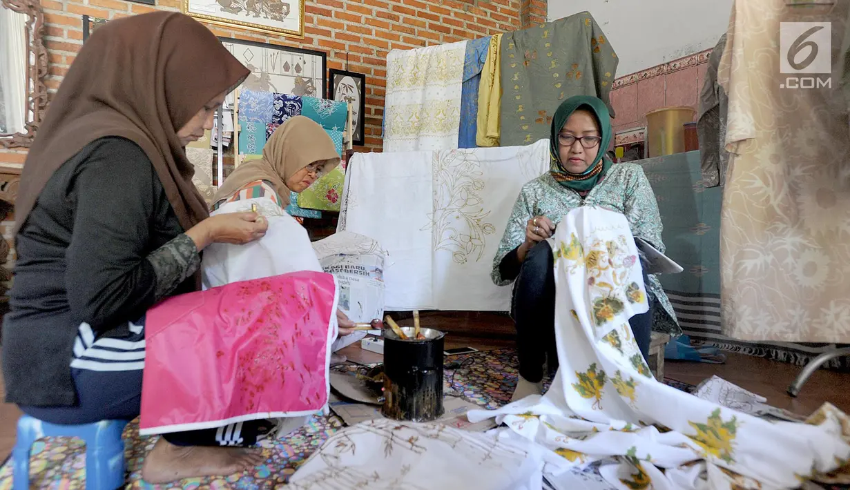 Ibu-ibu Kelurahan Cibuluh membatik dengan pewarna alami buatan sendiri di Kampung Batik Cibuluh, Bogor, Selasa (27/8/2019). 50 ibu-ibu mengikuti permberdayaan ekonomi keluarga dengan membatik yang difaisilitasi Pemkot Bogor, lembaga zakat dan IPB sejak dua tahun terakhir. (merdeka.com/Arie Basuki)