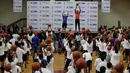 Pemain Golden State Warriors, Kevin Durant mengajarkan teknik shooting saat memberikan pelatihan di Greater Noida, dekat New Delhi, 28 Juli 2017. Kunjungan Kevin Durant ke India merupakan program yang dibangun NBA Junior India. (AP/Altaf Qadri)