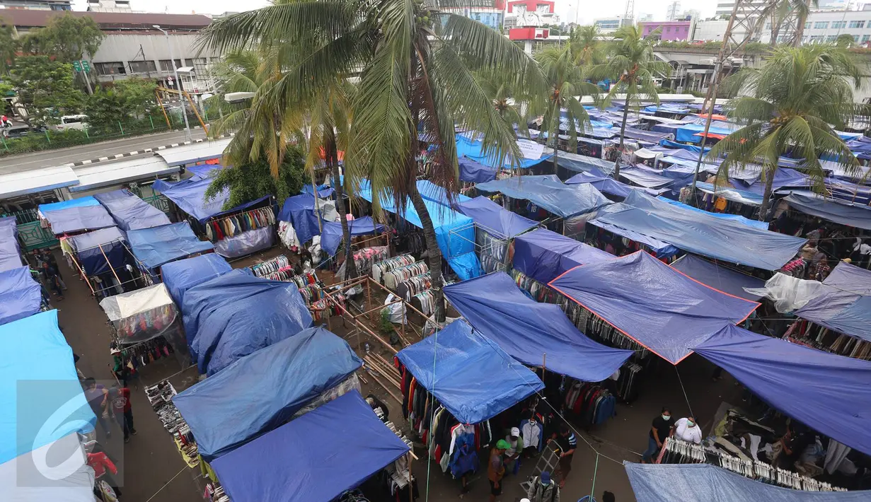 Sejumlah tenda didirikan para pedagang untuk berjualan di area parkir Pasar Senen, Jakarta, Rabu (8/2). Belum tersedianya tempat penampungan sementara membuat para pedagang terpaksa mendirikan tenda lapak. (Liputan6.com/Immanuel Antonius)