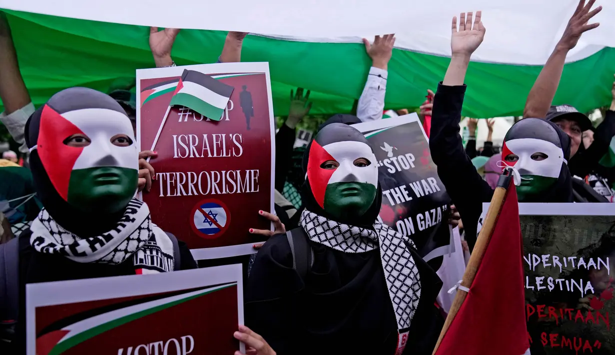Ribuan orang menghadiri aksi tersebut menjelang peringatan 100 hari perang antara Israel dan Hamas di Gaza. (AP Photo/Dita Alangkara)