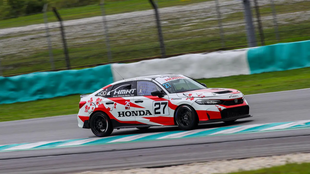 Pembalap Indonesia Avila Bahar beraksi di Sepang