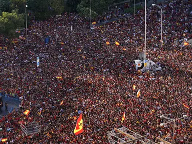 Kerumunan fans menunggu hingga timnas Spanyol tiba di alun-alun Cibeles Madrid, Senin (15/7/2024). (AP Photo/Andrea Comas)