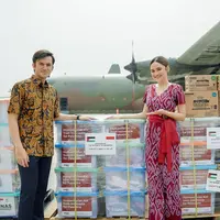 Keduanya tampil serasi dalam balutan batik. Syifa Hadju dengan jumpsuit batik motif megamendung warna pink-nya. [@syifahadju]