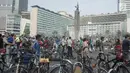 Sejumlah sepeda terparkir saat Car Free Day di Jalan MH Thamrin, Jakarta, Minggu (16/6/2019). Pemprov DKI Jakarta kembali memberlakukan HBKB atau car free day di Jalan MH Thamrin dan Jalan Jenderal Sudirman pascalibur lebaran setiap hari Minggu pukul 06.00 - 11.00 WIB. (Liputan6.com/Angga Yuniar)