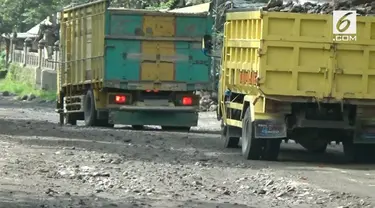 Jalur evakuasi Merapi di Kabupaten Klaten rusak parah. Jalur semakin rusak karena menjadi perlintasan truk pengangkut pasir