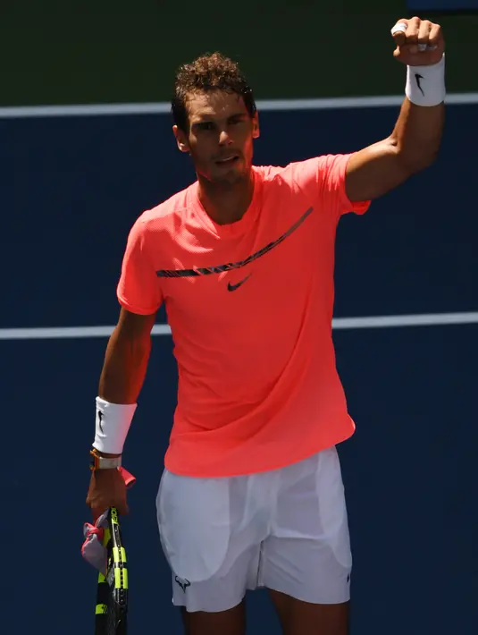 Petenis unggulan pertama asal Spanyol, Rafael Nadal berselebrasi setelah mengalahkan petenis Rusia, Andrey Rublev pada perempatfinal turnamen AS Terbuka 2017 di New York, Rabu (6/9). Nadal menang mudah atas petenis 19 tahun itu. (AP Photo)