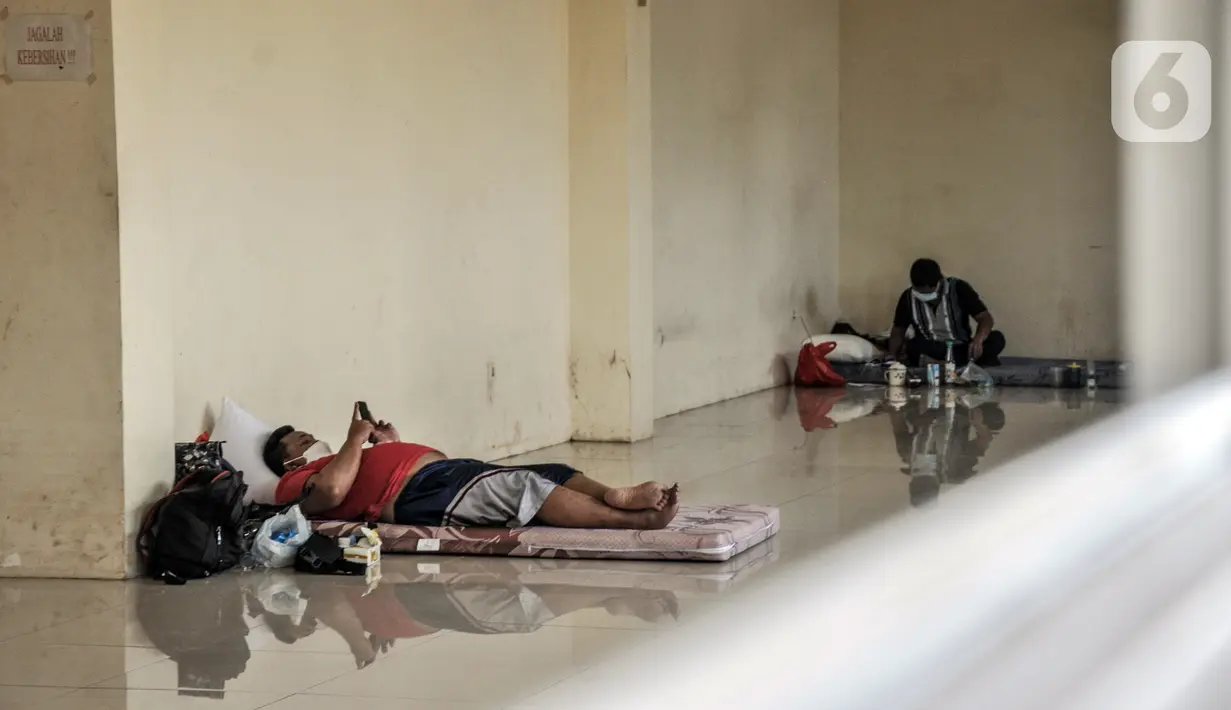 Pasien COVID-19 menjalani isolasi di Ruang Karantina Darurat, Kantor Unit Pelayanan Angkutan Sekolah Dinas Perhubungan DKI Jakarta, Selasa (6/7/2021). Pasien akan dirujuk ke Wisma Atlet dan Rusun Nagrak berdasarkan tingkat gejala. (merdeka.com/Iqbal S. Nugroho)