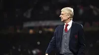 Gaya Arsene Wenger saat mendampingi Arsenal di markas AC Milan pada leg pertama 16 besar Liga Europa 2017/2018. (MARCO BERTORELLO / AFP)