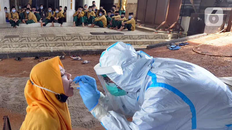 FOTO: Cegah Penyebaran COVID-19, Puluhan Santri di Depok Jalani Swab Test Massal