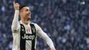 Striker Juventus, Cristiano Ronaldo, melakukan selebrasi usai membobol gawang Sampdoria pada laga Serie A di Stadion Allianz, Turin, Sabtu (29/12). (AFP/Marco Bertorello)