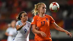Striker Inggris, Jodie Taylor berusaha merebut bola bek Belandam Kelly Zeeman saat bertanding di semifinal UEFA Women’s Euro 2017 di Stadion FC Twente, di Enschede (3/8). Belanda akan bertemu Denmark di Final. (AFP Photo/Daniel Mihailescu)