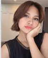Rambut kecoklatannya tersebut pun ditata tanpa poni, dengan gaya belah tengah di bagian depan memerlihatkan jidatnya.&nbsp;[@indahpermatas]