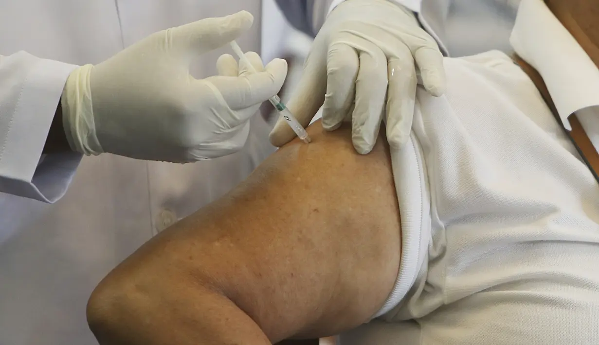 Seorang perawat memberikan suntikan vaksin COVID-19 Sinovac selama kampanye inokulasi melawan virus corona di Kementerian Informasi di Phnom Penh, Kamboja, Kamis (1/4/2021).  (AP Photo/Heng Sinith)