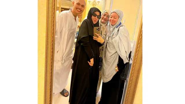 Potret Penampilan Wanda Hara Saat Umrah