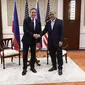 Menlu Amerika Serikat Antony Blinken dan Menlu Filipina Enrique Manalo saat bertemu di Manila pada Selasa (19/3/2024). (Dok. Evelyn Hockstein/AP)