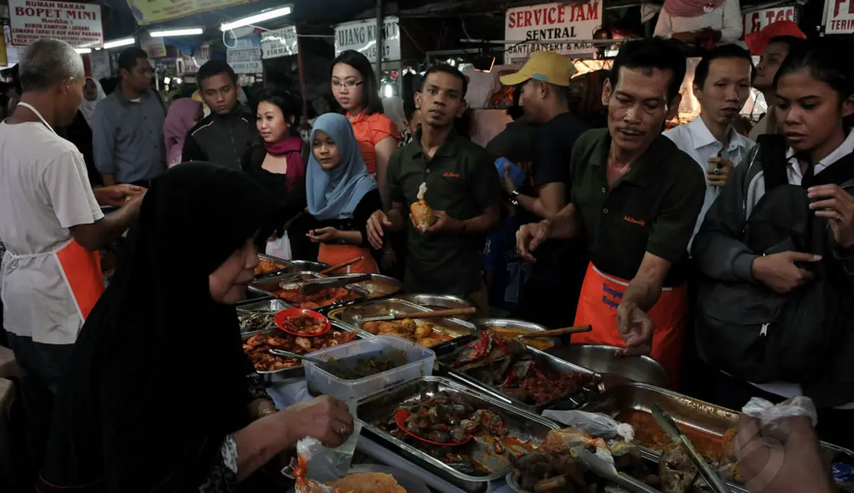 Suasana Pasar Takjil Benhil yang dipenuhi para pedagang yang menjual aneka takjil dan kuliner, Jakarta, Selasa, (1/7/14). (Liputan6.com/Johan Tallo)