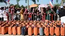 Sejumlah orang mengatarkan keluarga mereka bertolak ke Tanah Suci Mekah di Bandara Provinsi Narathiwat, Thailand, Kamis (4/7/2019). Jutaan umat muslim dari penjuru dunia akan bertolak menuju Mekah untuk melangsungkan ibadah haji. (Madaree TOHLALA/AFP)