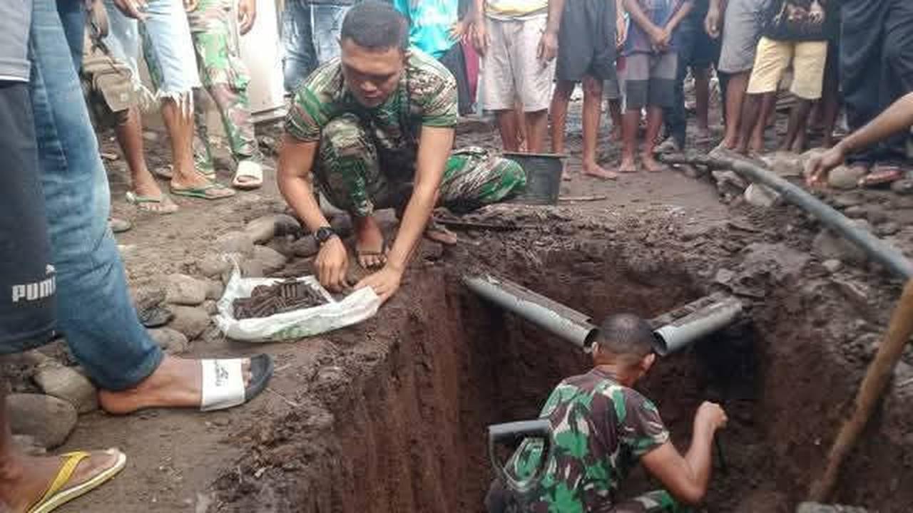 Pengungsi Gunung Lewotobi Temukan 393 Butir Peluru dan 16 Granat Saat Gali Lubang WC