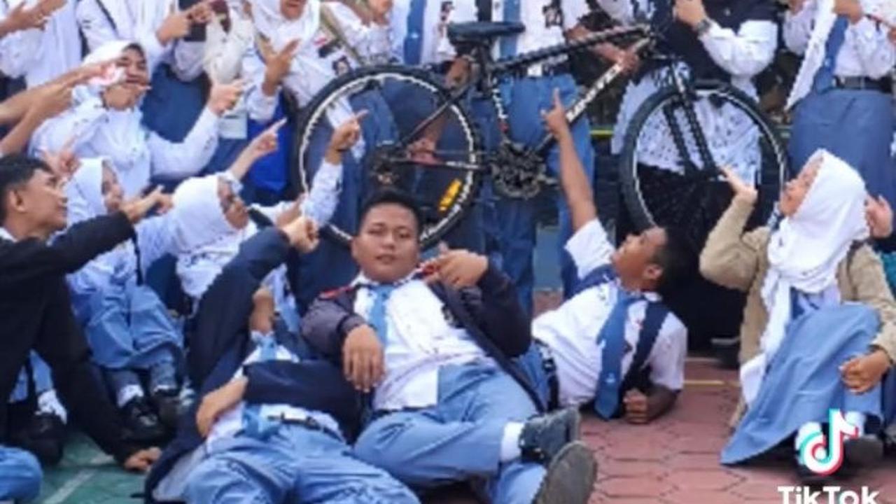 Viral Anak SMA Iuran Belikan Sepeda untuk Temannya yang ke Sekolah Jalan Kaki, Tuai Pujian
