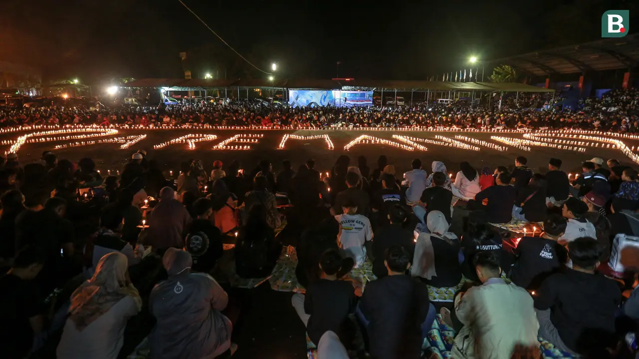 Foto: Gelar Doa Bersama, Ribuan Masyarakat Penuhi Stadion Kanjuruhan