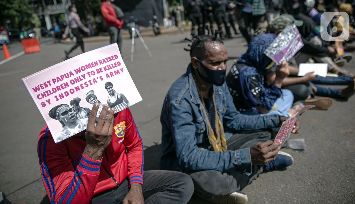 Massa yang tergabung dalam Aliansi Mahasiswa Papua (AMP) menggelar aksi di kawasan Patung Kuda, Jakarta, Selasa (1/12/2020). AMP menyerukan kepada dunia internasional untuk membangun konsolidasi solidaritas perjuangan hak menentukan nasib sendiri bagi bangsa West Papua. (Liputan6.com/Faizal Fanani)