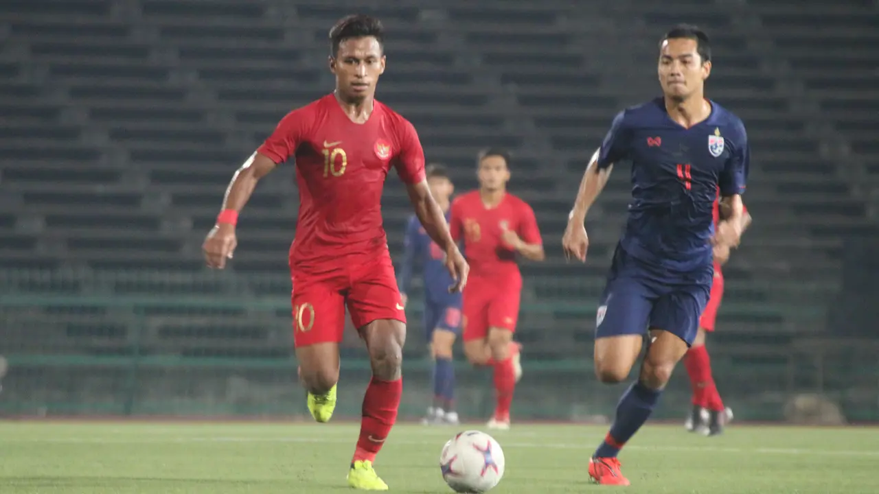 Gelandang Timnas Indonesia, Osvaldo Haay, menggiring bola saat melawan Thailand pada laga Piala AFF U-22 2019. (Bola.com/Zulfirdaus Harahap)