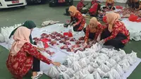 Dharma Wanita Persatuan Kementerian Agama (DWP Kemenag) membagikan 250 paket kurban kepada yatim dan dhuafa di Jakarta dalam rangka Hari Raya Idul Adha 1444 Hijriah. (www.kemenag.go.id)