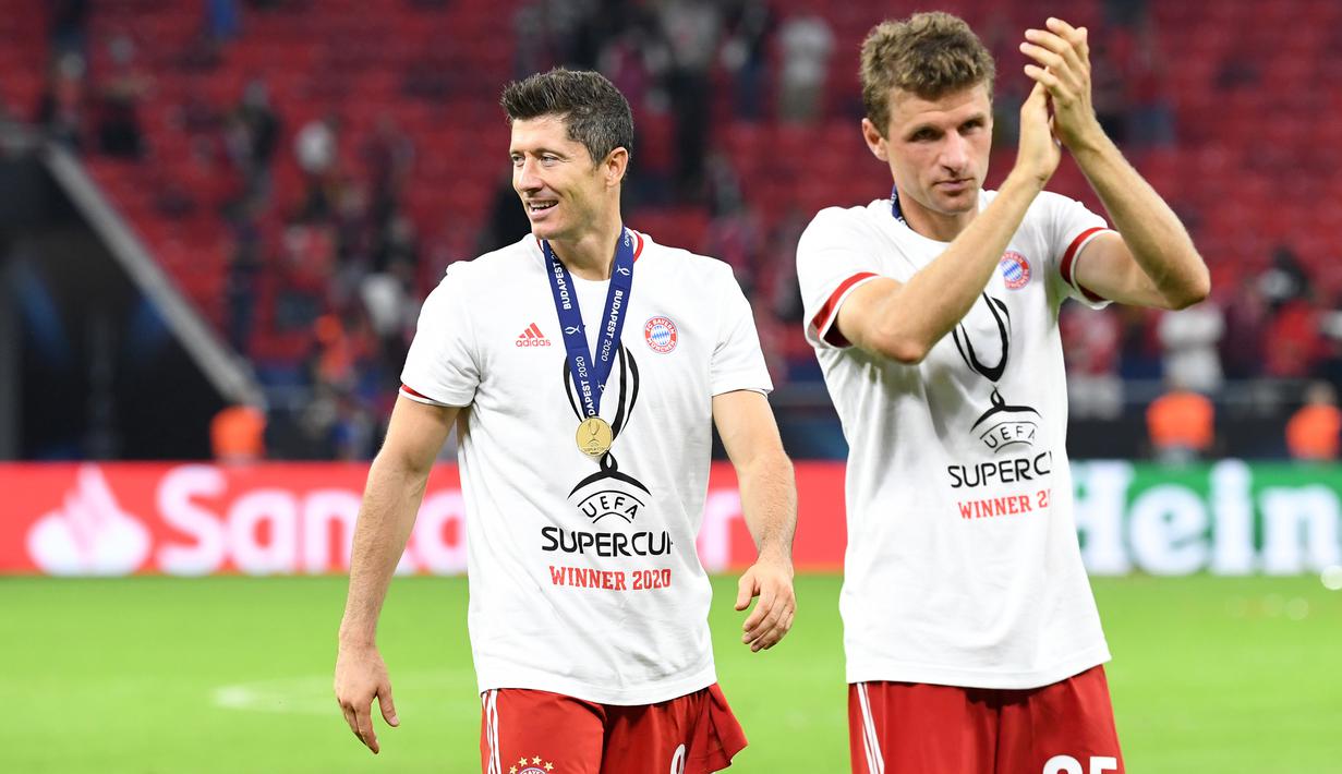 Pemain Bayern Munchen, Thomas Mueller dan Robert Lewandowski, merayakan kemenangan pada laga Piala Super Eropa 2020 di Puskas Arena, Budapest, Jumat (25/9/2020) dini hari WIB. Bayern Munchen menang 2-1 atas Sevilla. (AFP/Tibor Illyes/pool)