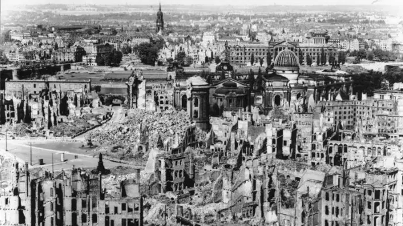 Kondisi Dresden setelah dihujani bom yang mengubah kota tersebut menjadi lautan api.