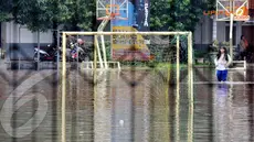 Para siswa ini hanya bisa pasrah ketika sekolah mereka terserang banjir (Liputan6.com/JohanTallo).
