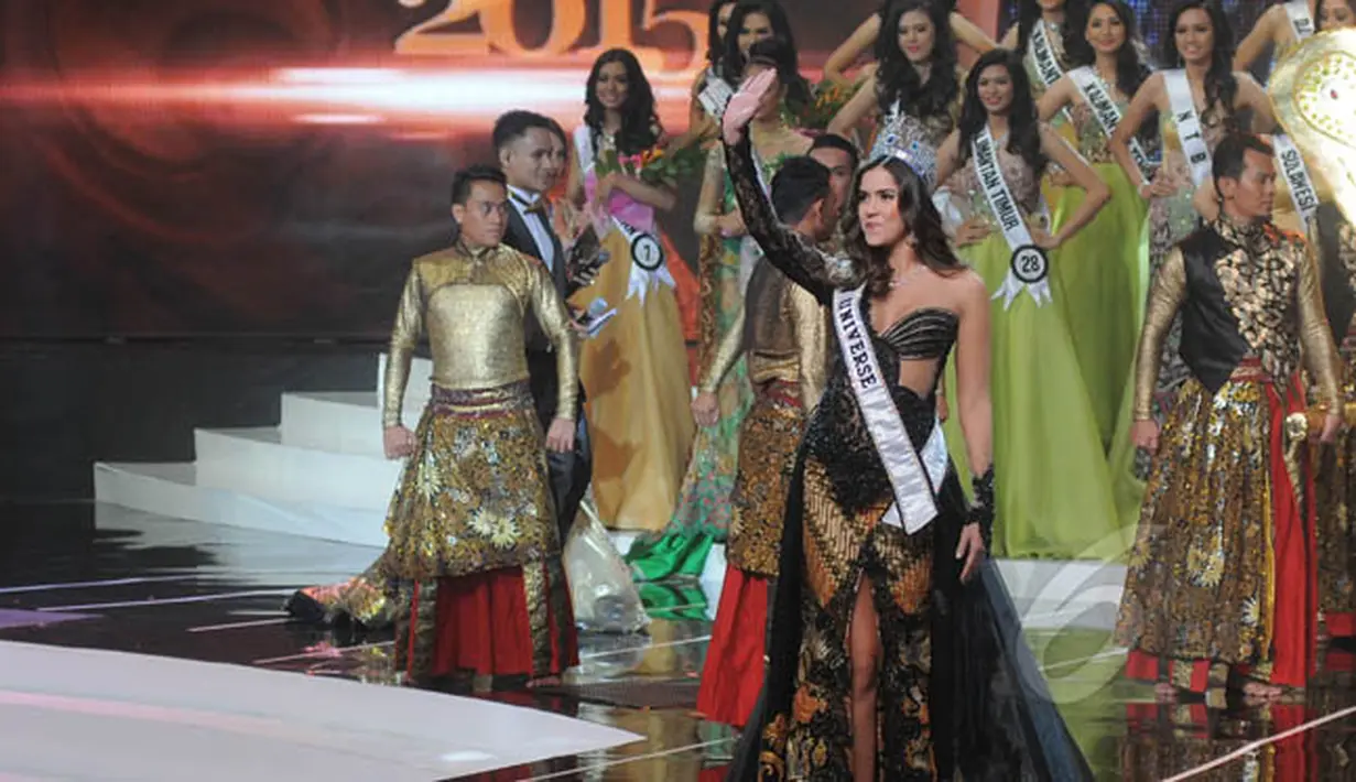 Miss Universe 2014 Paulina Vega melambaikan tangan saat menghadiri malam Grand Finalis Puteri Indonesia 2015 di JCC, Jakarta, Jumat (20/2). (Liputan6.com/Herman Zakharia)