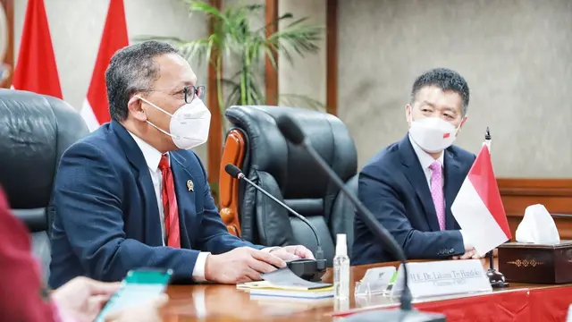 Dubes China Lu Kang (kanan) memberikan penghargaan Persahabatan kepada Kepala BRIN Laksana Tri Handoko yang diwakili pejabat Bappenas. Dok: Zoom Meeting
