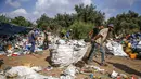 Para pengumpul sampah Palestina memisahkan sampah di tempat pembuangan sampah di Kota Gaza (29/7/2019). Kemiskinan yang terjadi akibat blokade Israel dan kurangnya kesempatan kerja membuat beberapa warga Palestina memilih bekerja mencari sampah untuk dijual. (AFP Photo/Mohammed)