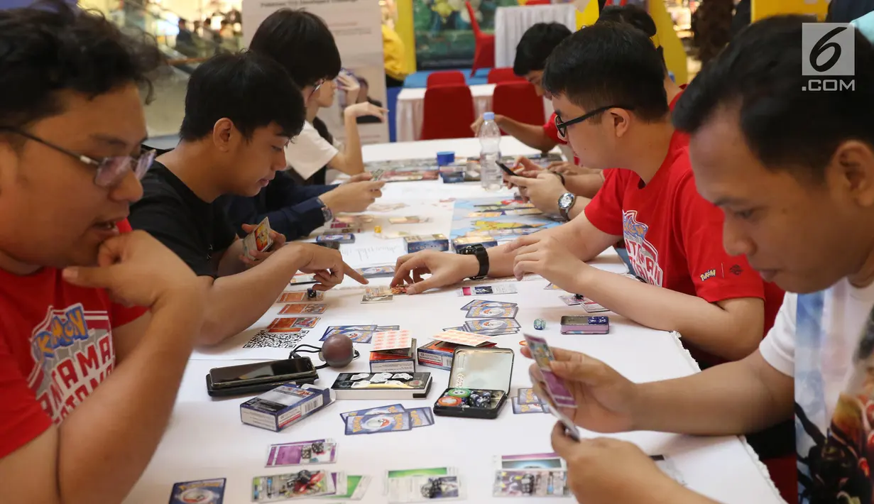 Para pecinta kartu pokemon bermain kartu The Pokémon Trading Card Game di  Kota Kasablanca, Jakarta, Kamis (8/8/2019). Tingginya permainan tukar kartu yang telah terjual sebanyak 27,2 miliar, Pokémon Trading Card Game membidik pasar Indonesia. (Liputan6.com/Angga Yuniar)