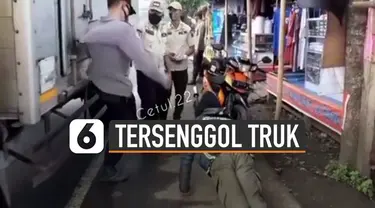 Kejadian tidak terduga terjadi saat petugas polisi tersenggol truk ketika sedang menghukum pengendara motor yang tidak patuh aturan berkendara.