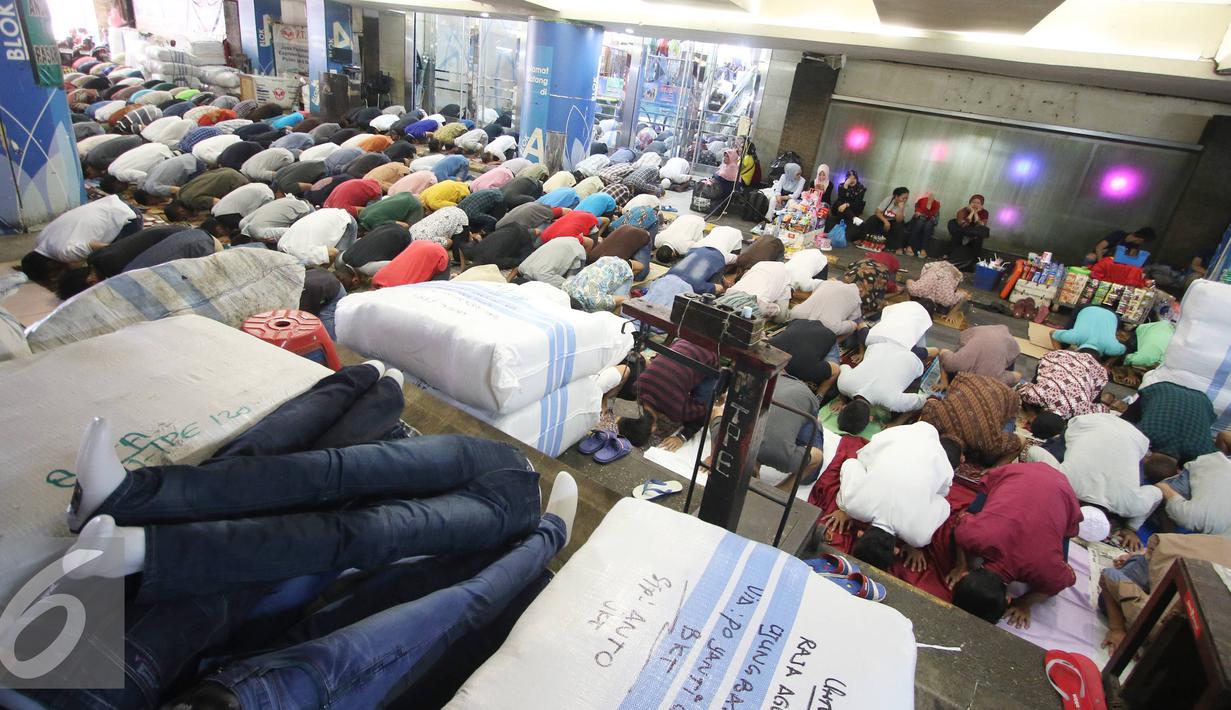 Pedagang  saat melaksanakan Salat Jumat  di Pasar Tanah Abang, Jakarta, Jumat (10/6). Salat Jumat pertama di bulan Ramadan berlangsung khidmat di pasar tersebut, meskipun dilaksanakan di tempat seadanya. (Liputan6.com/Immanuel Antonius)