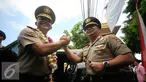 Pejabat baru Kapolda DIY Brigjen Pol. Prasta Wahyu Hidayat (kanan) berjabat tangan dengan Brigjen Pol. Erwin Triwanto usai mengikuti upacara sertijab di Malpolda DIY, Yogyakarta, Jumat (22/4). (Liputan6.com/Boy Harjanto)