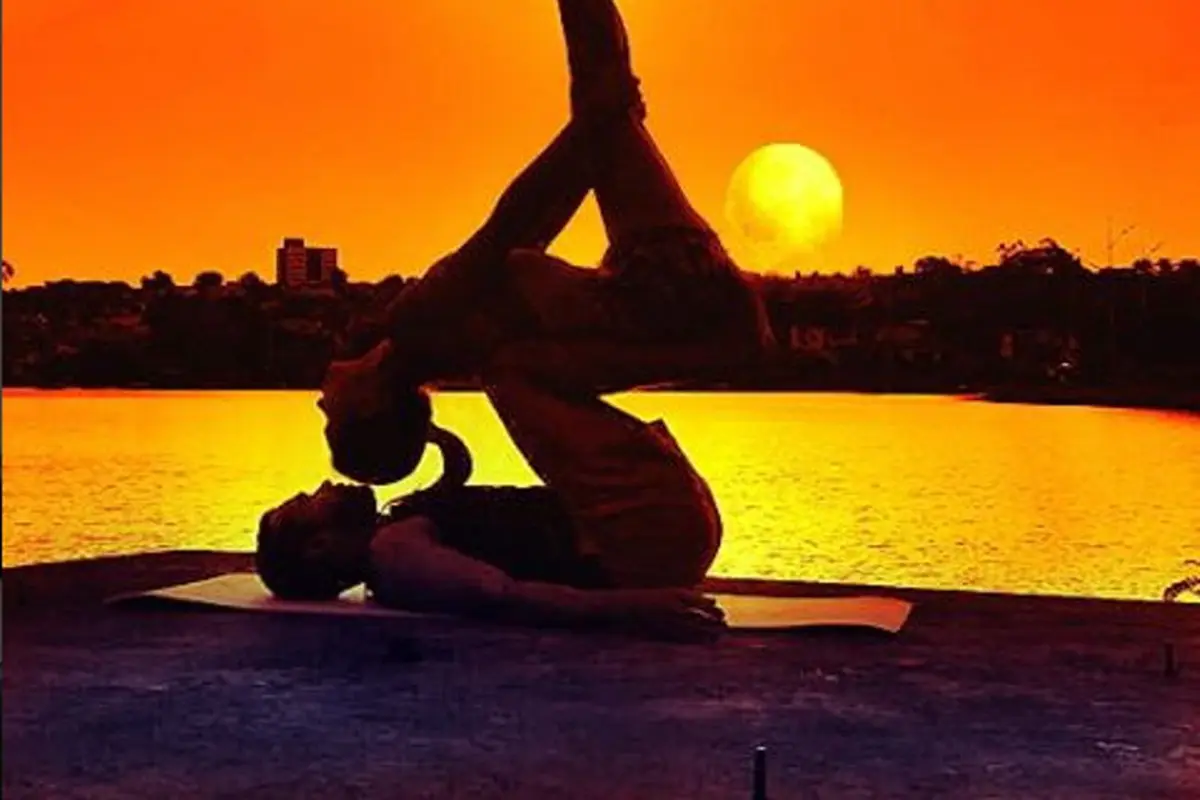 Nggak Suka Olahraga Sendirian? Yuk Ajak Si Pacar Yoga Bareng