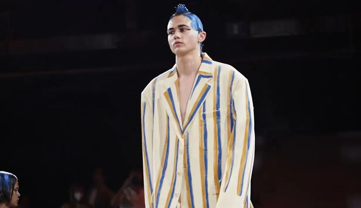 Marni menghadirkan tampilan yang tak kalah menarik, yaitu mermaid glitter. Para model dengan wet look yang bernuansa abu-abu dan aquamarine, serta makeup mata yang juga menggunakan warna biru laut, ditambah dengan gliter silver dari mulai rambut hingga leher. Foto: Instagram.