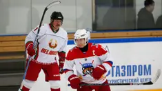 Presiden Rusia Vladimir Putin (kanan) dan Presiden Belarusia Alexander Lukashenko mengikuti Night Hockey League di Sochi, Rusia, Jumat (7/2/2020). Putin dan Lukashenko bermain hoki bersama saat jeda pembicaraan ekonomi antara kedua negara. (AP Photo/Alexander Zemlianichenko, Pool)