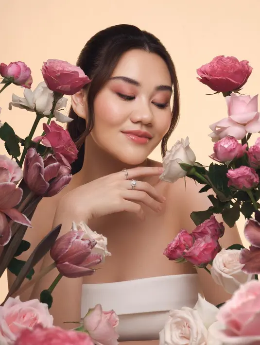 Ide gaya makeup bernuansa pink untuk kencan dari Aaliyah Massaid. Pulasan eyeshadow dan lipstik glossy berwarna baby pink yang serasi membaur sempurna di kulitnya. [Foto: Instagram/aaliyah.massaid]